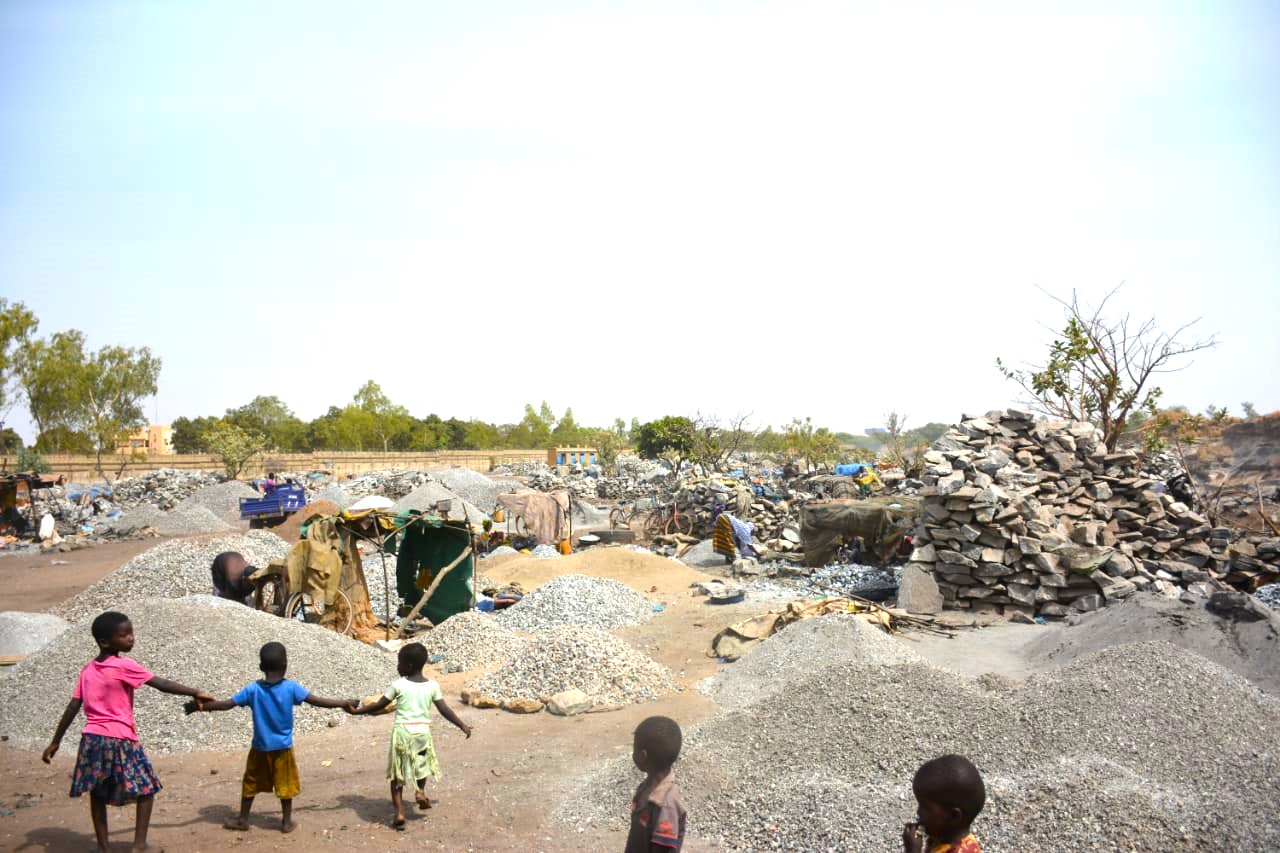 Ouagadougou: L’école qui soulage sur les blocs de granite à Pissy