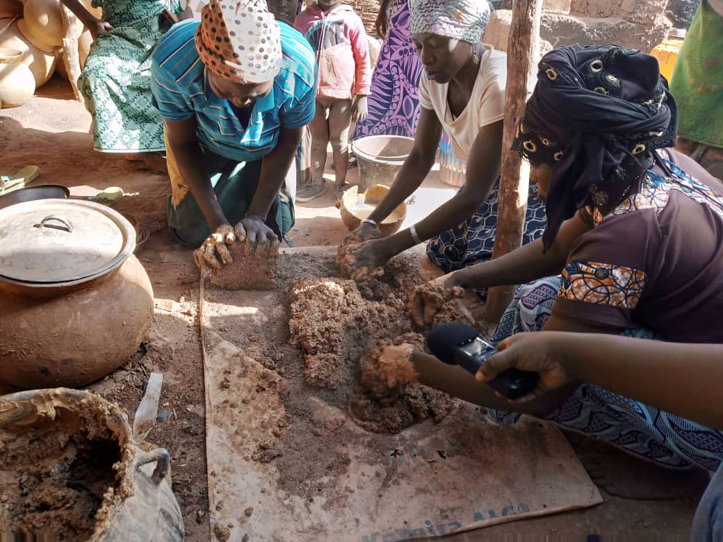 Burkina : A Nagréongo, la résilience des déplacées pétrie dans l’argile