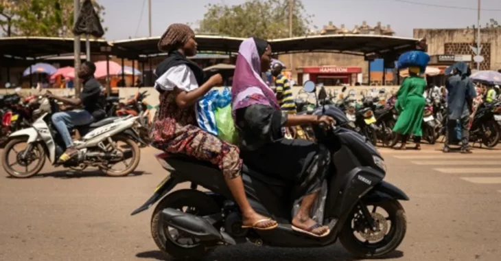 Chaussée ou piste cyclable : le dilemme des scootéristes burkinabè