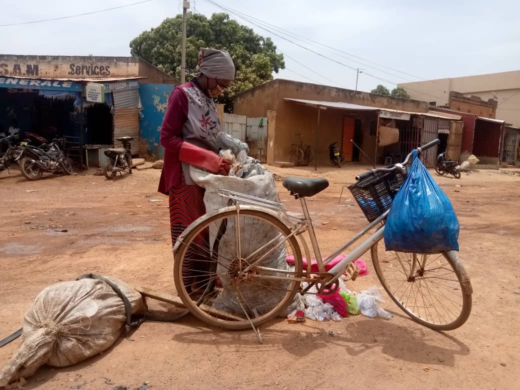 Ouagadougou: la veuve Andréa Sawadogo vit du ramassage de sachets d’eau