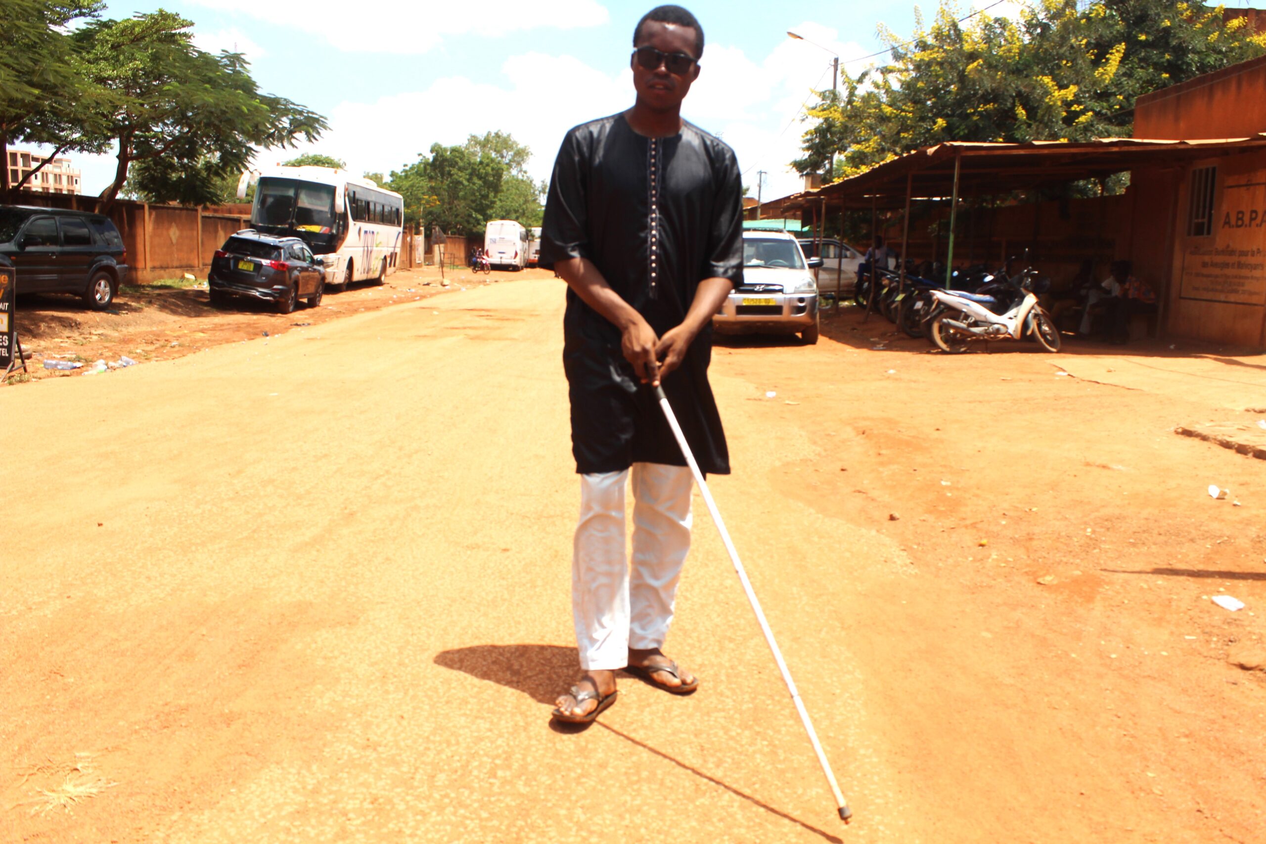 La canne blanche, ce symbole d’autonomie des handicapés visuels méconnu des Burkinabè