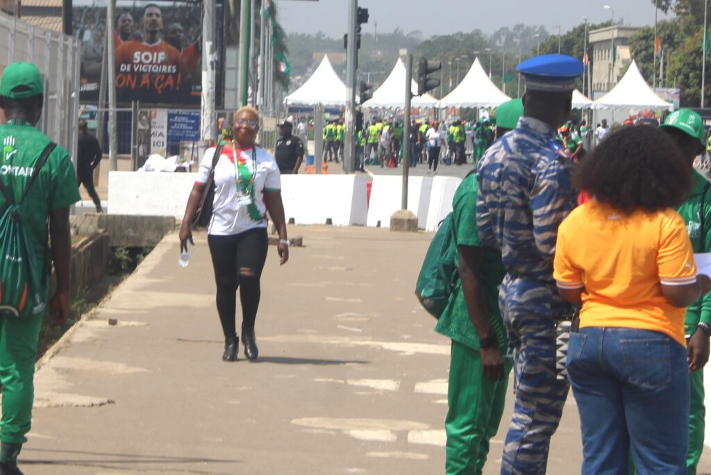 Mariam Ouattara qui marche près du Stade de la Paix de Bouaké
