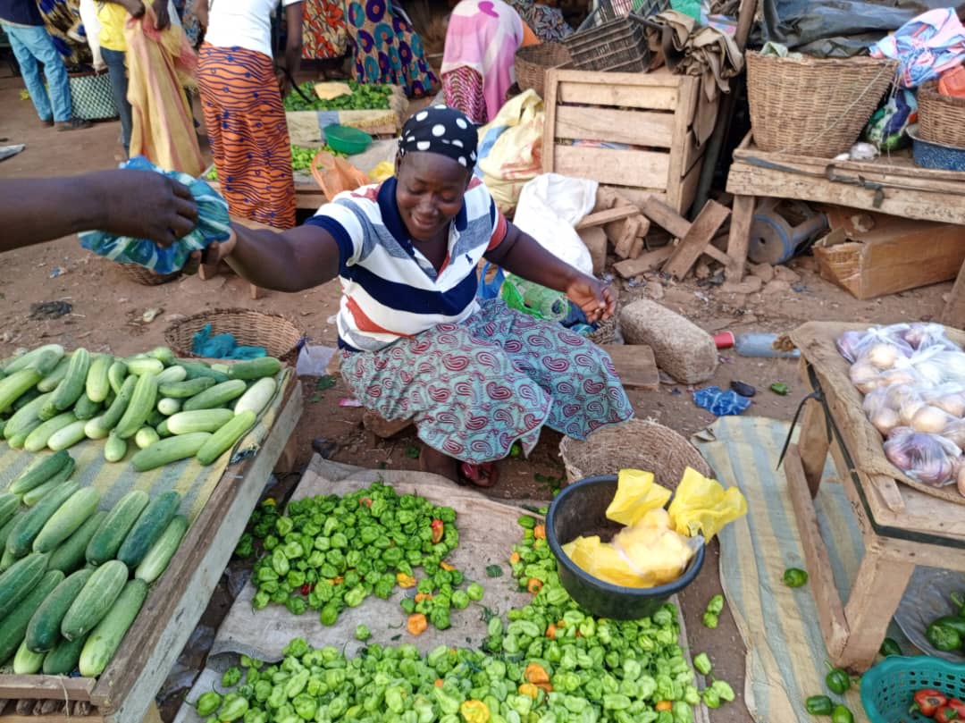 Commerce matinal: Le quotidien de « celles qui ouvrent les marchés » avec les légumes