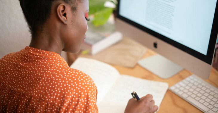 Entre le bureau et le foyer, difficile équilibre pour des femmes burkinabè