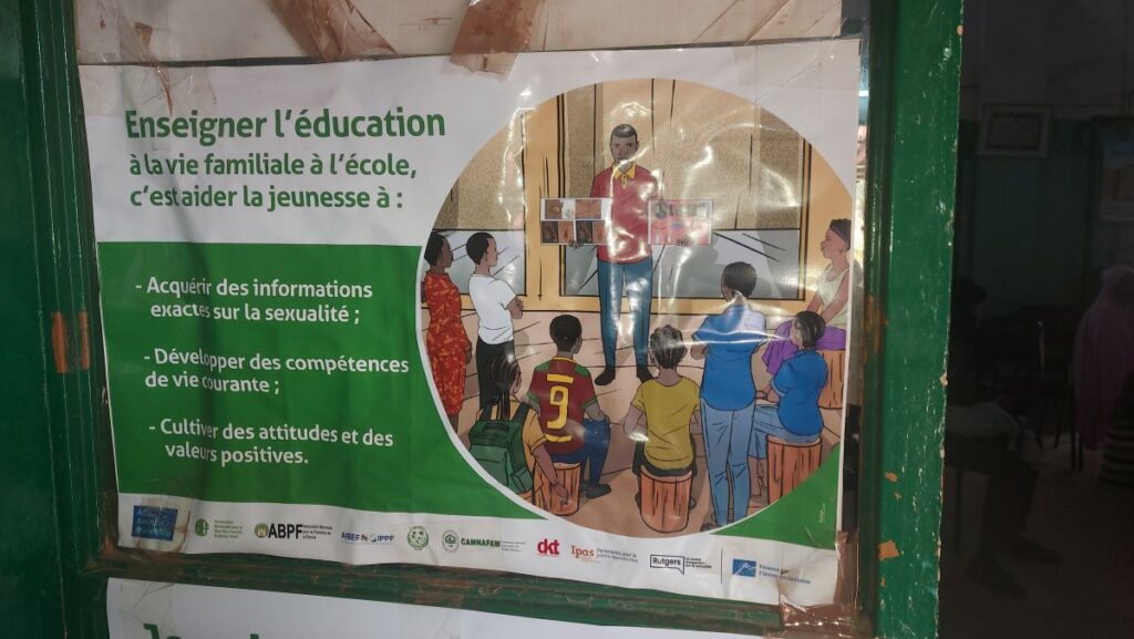 Affiche de sensibilisation sur l'éducation sexuelle au Burkina Faso.