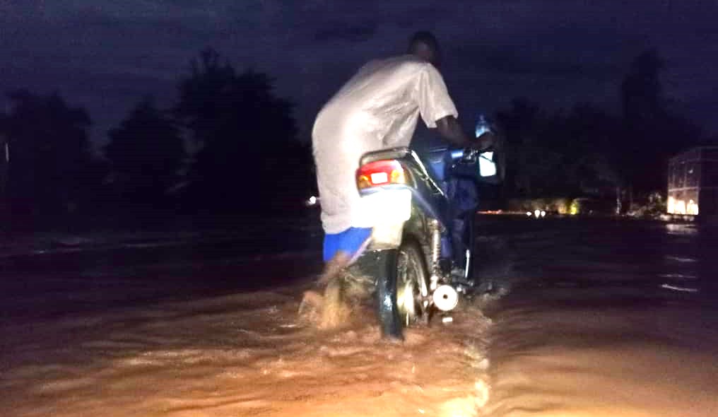 Au quartier Rimkiéta, comment les habitants luttent contre les inondations