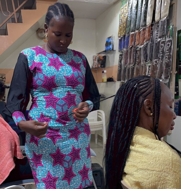 Les tresses traditionnelles africaines reviennent à la mode à Ouaga