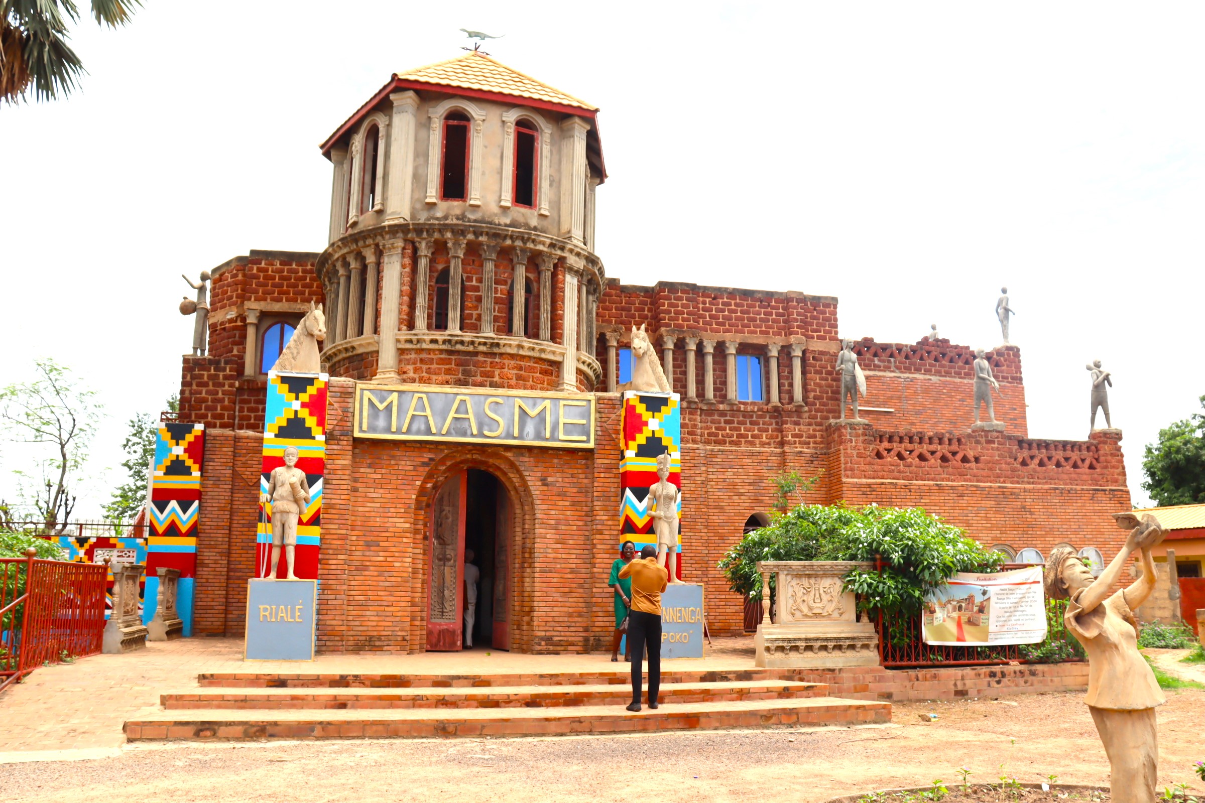 Burkina: A Koudougou, le palais royal de Issouka, un métissage entre tradition et modernité