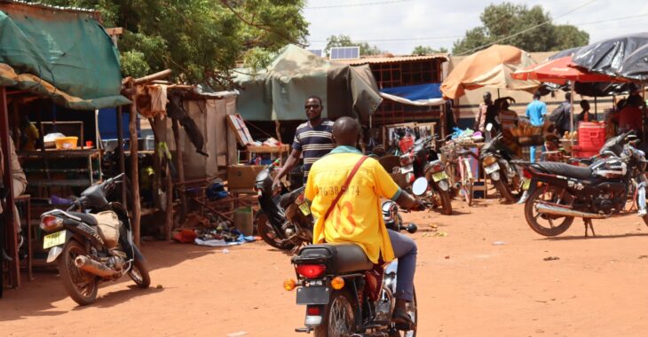 A Koudougou, les taxi-motos apportent une aide aux voyageurs