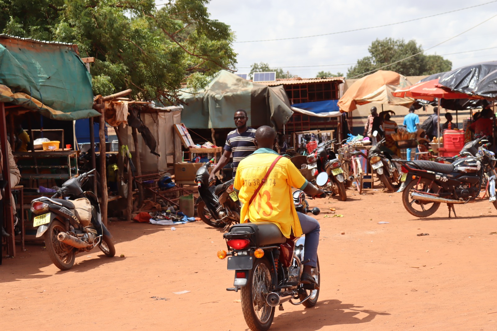 A Koudougou, les taxi-motos apportent une aide aux voyageurs