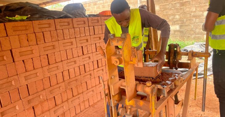 Burkina : Le changement climatique renforce l’intérêt pour les briques écologiques