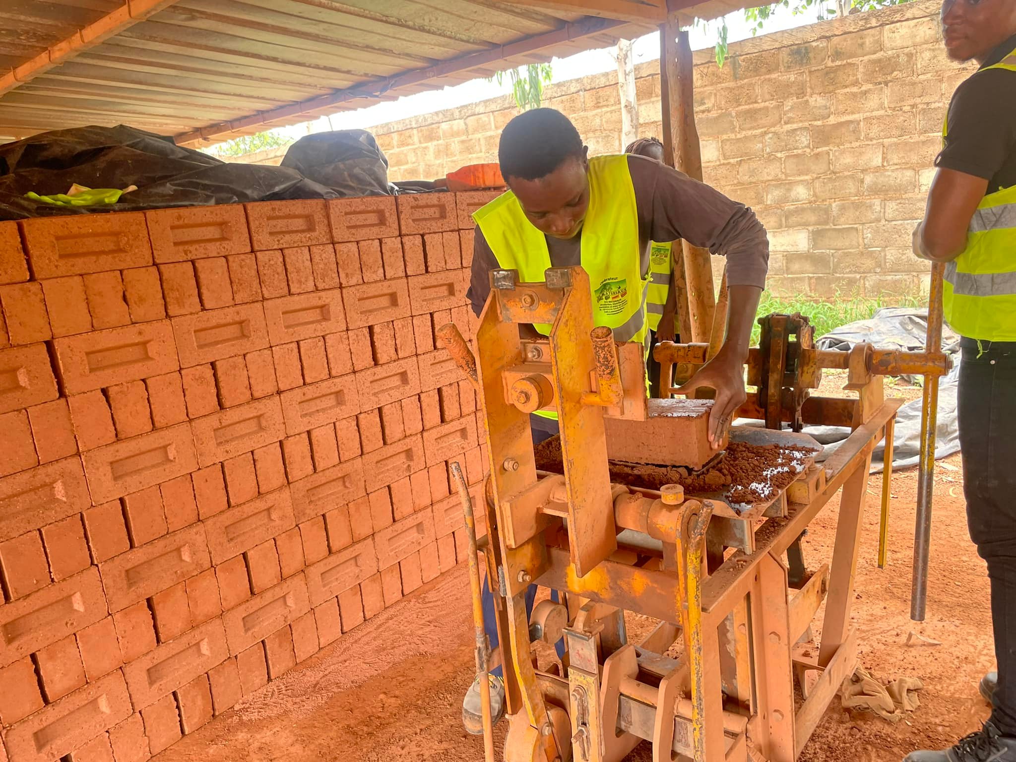 Burkina : Le changement climatique renforce l’intérêt pour les briques écologiques