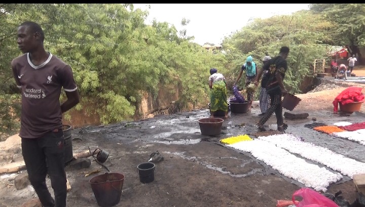 A Bobo Dioulasso, comment la teinture du kôkô dunda abime l’eau du marigot