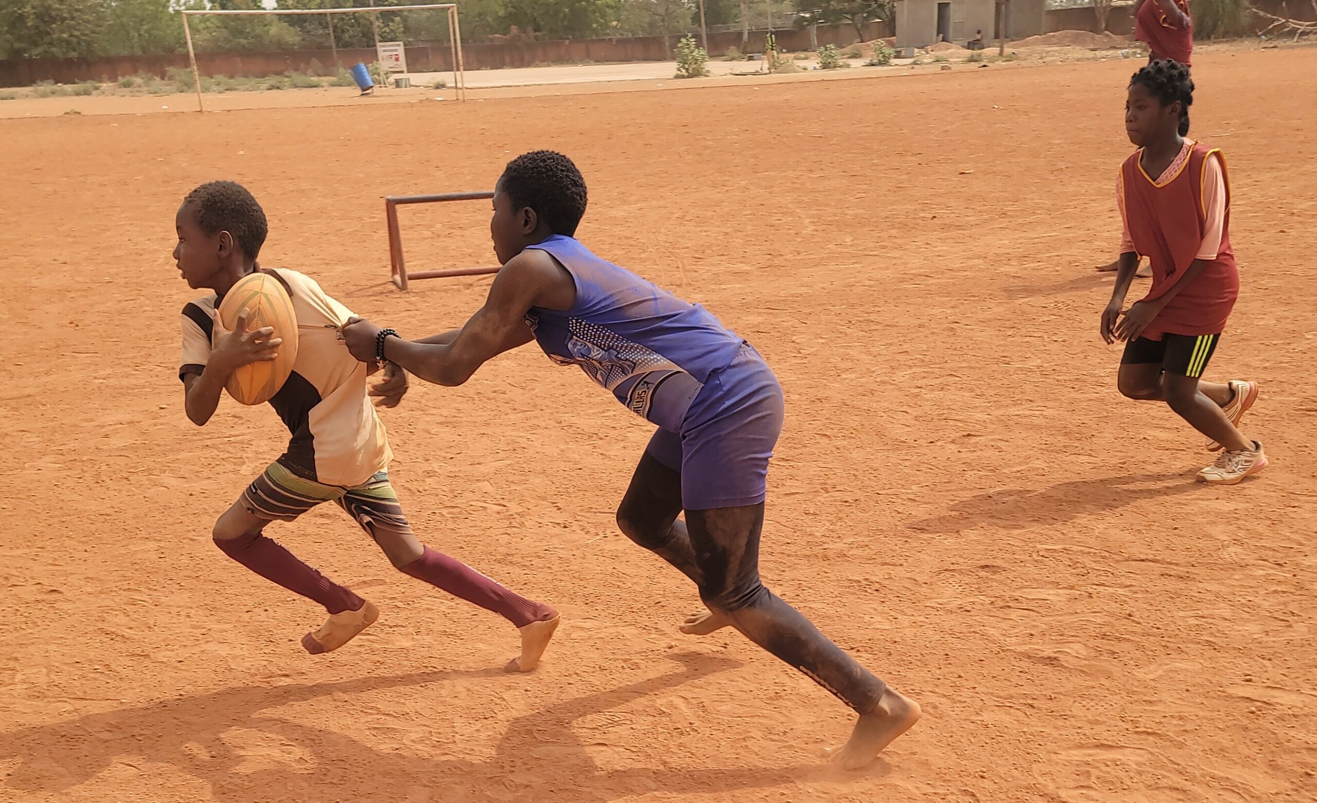 Au quartier Tampouy de Ouagadougou, le rugby comme tremplin pour les rêves d’enfants