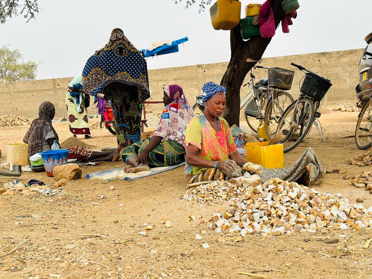 A Koupéla, la survie des femmes déplacées internes grâce au concassage de pierres