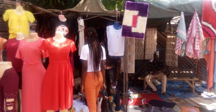 Ouagadougou : le quotidien de jeunes commerçants sans boutique fixe