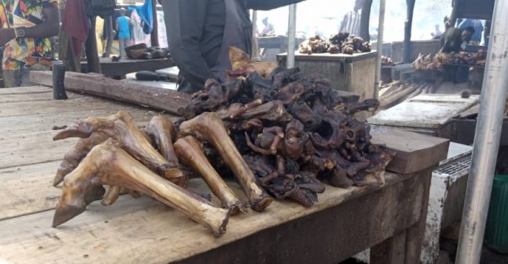 Ouaga : peaux et pattes de bœuf attendent preneurs