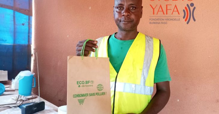 Ouagadougou: des sacs en papier pour remplacer les sachets plastiques