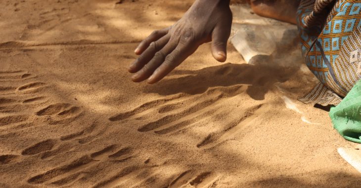 Chez les Gulmancéba, l’avenir se lit dans le sable (1/2)