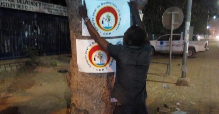 Elections au Burkina : des jeunes font la course aux affiches